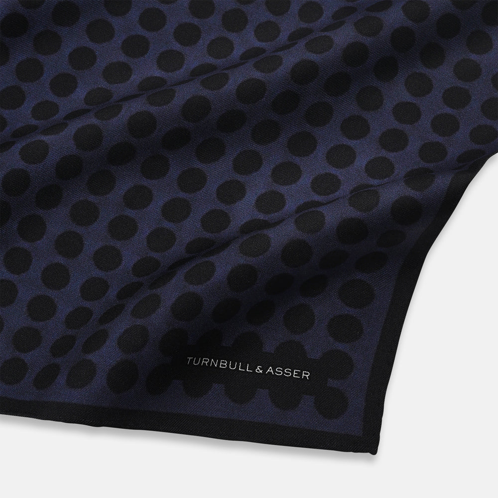 The Casino Royale Midnight Blue Straight Flush Pocket Square in Silk by Turnbull & Asser UK features a rich midnight blue background adorned with a black dotted pattern and showcases five playing cards—the 10, 9, 8, 7, and 6 of spades—arranged in a row at the center for an elegant straight flush design inspired by classic casino style.