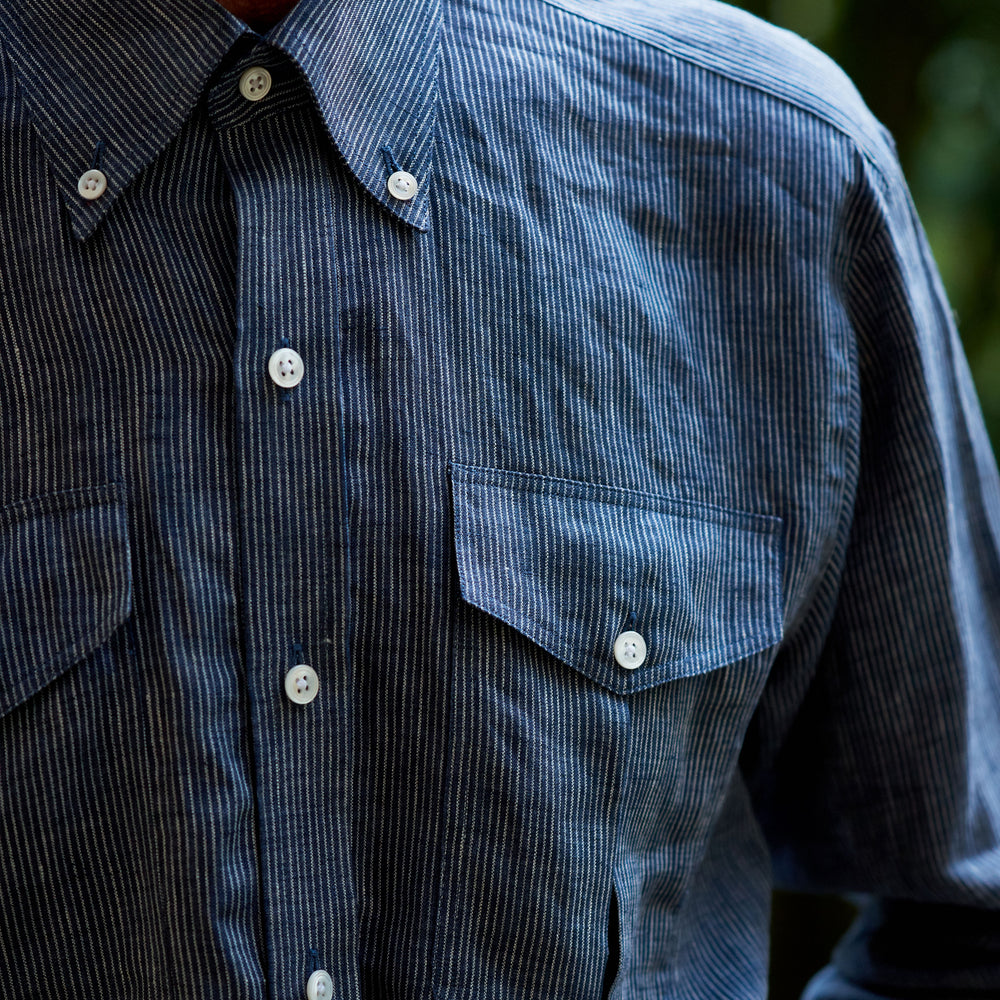 The Turnbull & Asser Navy & White Linen Officer Weekend Fit Shirt features a Dorset collar and 1-button cuffs, blending classic style and comfort.