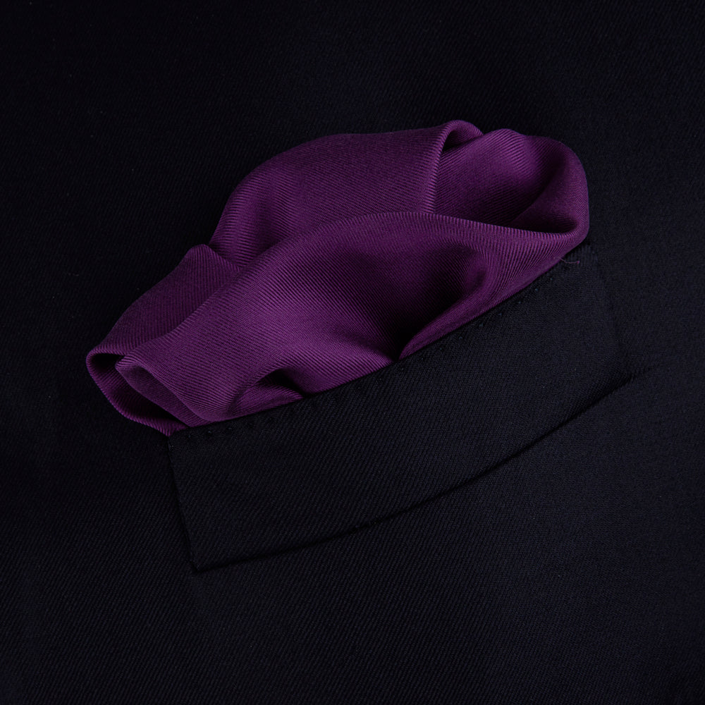 This elegant Plain Purple Silk Pocket Square with White piping by Turnbull & Asser is the perfect suit accessory for the discerning gentleman.